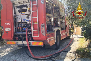 Incendio a Monsampolo del Tronto, contatori in fiamme in un vano sottoscala: edificio evacuato